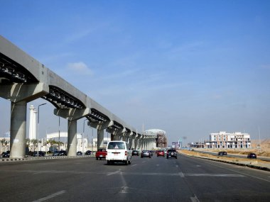 Kahire, Mısır, 9 Mayıs 2023: Orascom şirketi tarafından New Kahire şehrinde kolonları ve rayları olan, hızlı ulaşım sistemi olan, en uzun tek raylı şöför olan Kahire 'de inşa edilen tek raylı şantiye.