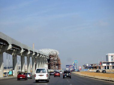 Kahire, Mısır, 9 Mayıs 2023: Orascom şirketi tarafından New Kahire şehrinde kolonları ve rayları olan, hızlı ulaşım sistemi olan, en uzun tek raylı şöför olan Kahire 'de inşa edilen tek raylı şantiye.