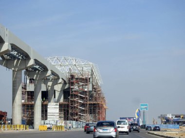Kahire, Mısır, 9 Mayıs 2023: Orascom şirketi tarafından New Kahire şehrinde kolonları ve rayları olan, hızlı ulaşım sistemi olan, en uzun tek raylı şöför olan Kahire 'de inşa edilen tek raylı şantiye.