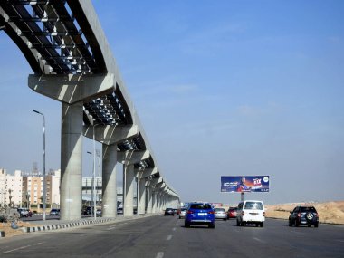 Kahire, Mısır, 9 Mayıs 2023: Orascom şirketi tarafından New Kahire şehrinde kolonları ve rayları olan, hızlı ulaşım sistemi olan, en uzun tek raylı şöför olan Kahire 'de inşa edilen tek raylı şantiye.