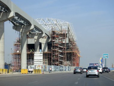 Kahire, Mısır, 9 Mayıs 2023: Orascom şirketi tarafından New Kahire şehrinde kolonları ve rayları olan, hızlı ulaşım sistemi olan, en uzun tek raylı şöför olan Kahire 'de inşa edilen tek raylı şantiye.