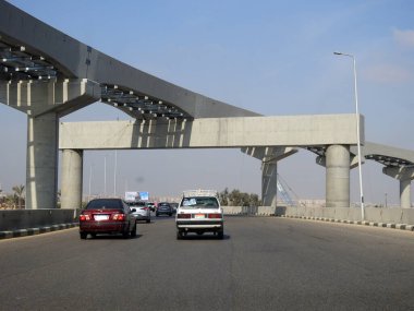 Kahire, Mısır, 9 Mayıs 2023: Orascom şirketi tarafından New Kahire şehrinde kolonları ve rayları olan, hızlı ulaşım sistemi olan, en uzun tek raylı şöför olan Kahire 'de inşa edilen tek raylı şantiye.