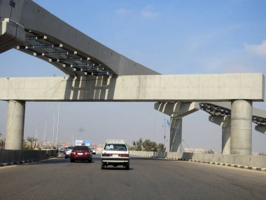 Kahire, Mısır, 9 Mayıs 2023: Orascom şirketi tarafından New Kahire şehrinde kolonları ve rayları olan, hızlı ulaşım sistemi olan, en uzun tek raylı şöför olan Kahire 'de inşa edilen tek raylı şantiye.