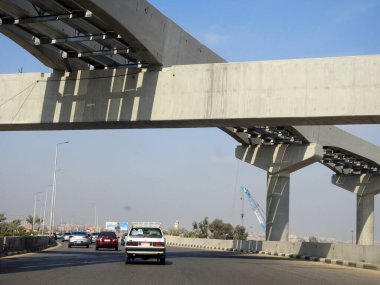 Kahire, Mısır, 9 Mayıs 2023: Orascom şirketi tarafından New Kahire şehrinde kolonları ve rayları olan, hızlı ulaşım sistemi olan, en uzun tek raylı şöför olan Kahire 'de inşa edilen tek raylı şantiye.