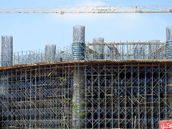 カイロ エジプト 2023年5月9日 鋼鉄柱構造の新しいカイロ都市の新しい建物のためのクレーン タワーおよび足場が付いているエジプトのSamcoの会社の国民建設会社のための建設現場 — ストック写真