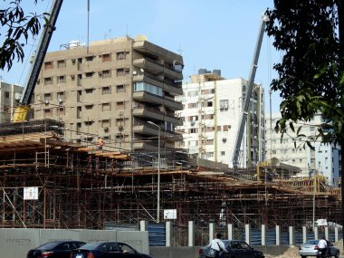 Kahire, Mısır, 9 Mayıs 2023: Orascom şirketi tarafından Nasr ilçesindeki kolonlar ve raylar, hızlı ulaşım sistemi, en uzun tek raylı şöför, en az raylı tren yolu inşaatı sürmekte olan Kahire