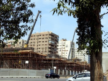 Kahire, Mısır, 9 Mayıs 2023: Orascom şirketi tarafından Nasr ilçesindeki kolonlar ve raylar, hızlı ulaşım sistemi, en uzun tek raylı şöför, en az raylı tren yolu inşaatı sürmekte olan Kahire