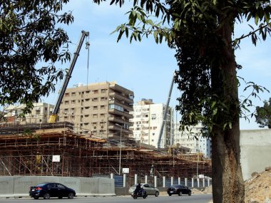 Kahire, Mısır, 9 Mayıs 2023: Orascom şirketi tarafından Nasr ilçesindeki kolonlar ve raylar, hızlı ulaşım sistemi, en uzun tek raylı şöför, en az raylı tren yolu inşaatı sürmekte olan Kahire