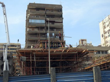 Kahire, Mısır, 9 Mayıs 2023: Orascom şirketi tarafından Nasr ilçesindeki kolonlar ve raylar, hızlı ulaşım sistemi, en uzun tek raylı şöför, en az raylı tren yolu inşaatı sürmekte olan Kahire