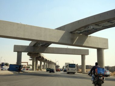 Kahire, Mısır, 9 Mayıs 2023: Orascom şirketi tarafından Nasr ilçesindeki kolonlar ve raylar, hızlı ulaşım sistemi, en uzun tek raylı şöför, en az raylı tren yolu inşaatı sürmekte olan Kahire