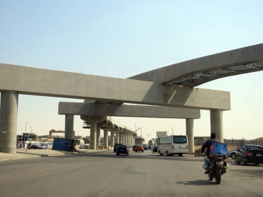Kahire, Mısır, 9 Mayıs 2023: Orascom şirketi tarafından Nasr ilçesindeki kolonlar ve raylar, hızlı ulaşım sistemi, en uzun tek raylı şöför, en az raylı tren yolu inşaatı sürmekte olan Kahire