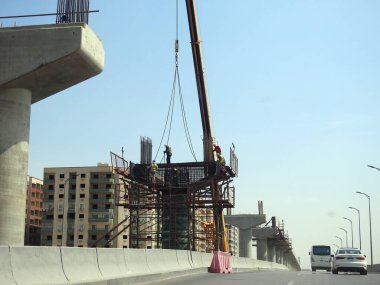 Kahire, Mısır, 9 Mayıs 2023: Orascom şirketi tarafından Nasr ilçesindeki kolonlar ve raylar, hızlı ulaşım sistemi, en uzun tek raylı şöför, en az raylı tren yolu inşaatı sürmekte olan Kahire