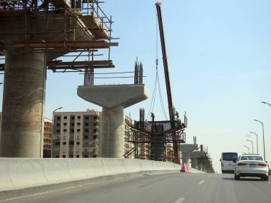 Kahire, Mısır, 9 Mayıs 2023: Orascom şirketi tarafından Nasr ilçesindeki kolonlar ve raylar, hızlı ulaşım sistemi, en uzun tek raylı şöför, en az raylı tren yolu inşaatı sürmekte olan Kahire