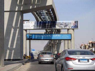 Kahire, Mısır, 9 Mayıs 2023: Yeni Kahire 'deki Baki Zaki Youssef araba tüneli, 6 Ekim 1973 savaşında suyu kullanarak Bar Lev hattını yok etme fikrini veren General Baky,