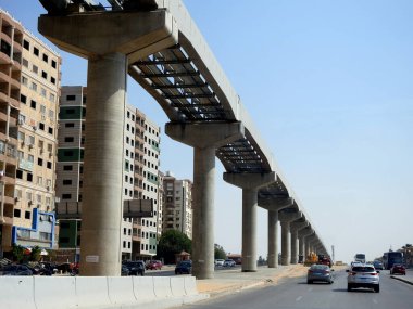 Kahire, Mısır, 9 Mayıs 2023: Orascom şirketi tarafından New Kahire şehrinde kolonları ve rayları olan, hızlı ulaşım sistemi olan, en uzun tek raylı şöför olan Kahire 'de inşa edilen tek raylı şantiye.