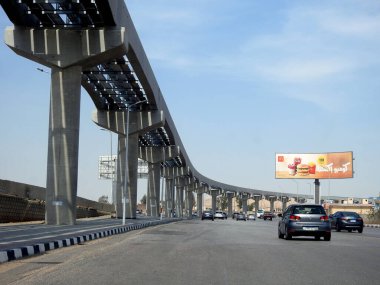 Kahire, Mısır, 9 Mayıs 2023: Orascom şirketi tarafından New Kahire şehrinde kolonları ve rayları olan, hızlı ulaşım sistemi olan, en uzun tek raylı şöför olan Kahire 'de inşa edilen tek raylı şantiye.