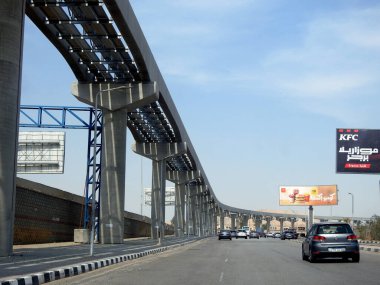 Kahire, Mısır, 9 Mayıs 2023: Orascom şirketi tarafından New Kahire şehrinde kolonları ve rayları olan, hızlı ulaşım sistemi olan, en uzun tek raylı şöför olan Kahire 'de inşa edilen tek raylı şantiye.