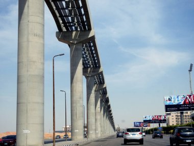 Kahire, Mısır, 9 Mayıs 2023: Orascom şirketi tarafından New Kahire şehrinde kolonları ve rayları olan, hızlı ulaşım sistemi olan, en uzun tek raylı şöför olan Kahire 'de inşa edilen tek raylı şantiye.