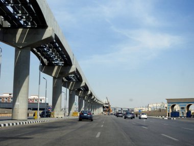 Kahire, Mısır, 9 Mayıs 2023: Orascom şirketi tarafından New Kahire şehrinde kolonları ve rayları olan, hızlı ulaşım sistemi olan, en uzun tek raylı şöför olan Kahire 'de inşa edilen tek raylı şantiye.