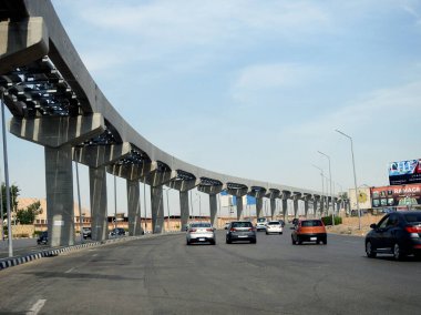 Kahire, Mısır, 9 Mayıs 2023: Orascom şirketi tarafından New Kahire şehrinde kolonları ve rayları olan, hızlı ulaşım sistemi olan, en uzun tek raylı şöför olan Kahire 'de inşa edilen tek raylı şantiye.