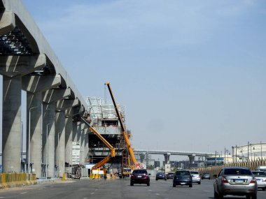 Kahire, Mısır, 9 Mayıs 2023: Orascom şirketi tarafından New Kahire şehrinde kolonları ve rayları olan, hızlı ulaşım sistemi olan, en uzun tek raylı şöför olan Kahire 'de inşa edilen tek raylı şantiye.