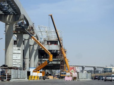 Kahire, Mısır, 9 Mayıs 2023: Orascom şirketi tarafından New Kahire şehrinde kolonları ve rayları olan, hızlı ulaşım sistemi olan, en uzun tek raylı şöför olan Kahire 'de inşa edilen tek raylı şantiye.