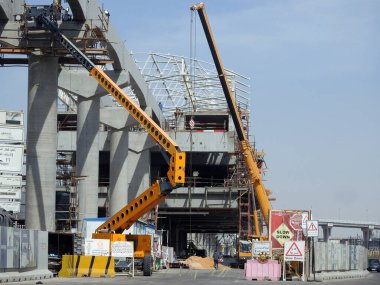 Kahire, Mısır, 9 Mayıs 2023: Orascom şirketi tarafından New Kahire şehrinde kolonları ve rayları olan, hızlı ulaşım sistemi olan, en uzun tek raylı şöför olan Kahire 'de inşa edilen tek raylı şantiye.