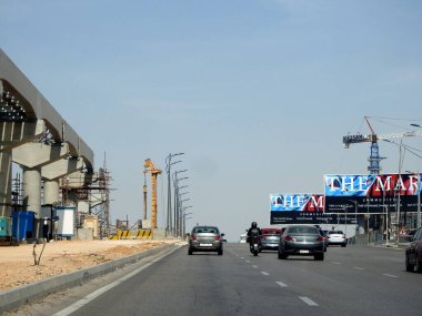 Kahire, Mısır, 9 Mayıs 2023: Orascom şirketi tarafından New Kahire şehrinde kolonları ve rayları olan, hızlı ulaşım sistemi olan, en uzun tek raylı şöför olan Kahire 'de inşa edilen tek raylı şantiye.