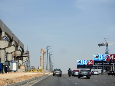 Kahire, Mısır, 9 Mayıs 2023: Orascom şirketi tarafından New Kahire şehrinde kolonları ve rayları olan, hızlı ulaşım sistemi olan, en uzun tek raylı şöför olan Kahire 'de inşa edilen tek raylı şantiye.
