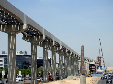 Kahire, Mısır, 9 Mayıs 2023: Orascom şirketi tarafından New Kahire şehrinde kolonları ve rayları olan, hızlı ulaşım sistemi olan, en uzun tek raylı şöför olan Kahire 'de inşa edilen tek raylı şantiye.