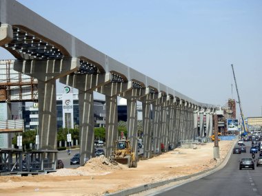 Kahire, Mısır, 9 Mayıs 2023: Orascom şirketi tarafından New Kahire şehrinde kolonları ve rayları olan, hızlı ulaşım sistemi olan, en uzun tek raylı şöför olan Kahire 'de inşa edilen tek raylı şantiye.