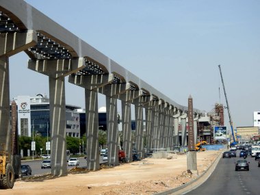 Kahire, Mısır, 9 Mayıs 2023: Orascom şirketi tarafından New Kahire şehrinde kolonları ve rayları olan, hızlı ulaşım sistemi olan, en uzun tek raylı şöför olan Kahire 'de inşa edilen tek raylı şantiye.