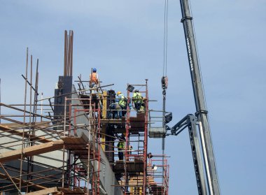 Kahire, Mısır, 9 Mayıs 2023: Orascom şirketi tarafından New Kahire şehrinde kolonları ve rayları olan, hızlı ulaşım sistemi olan, en uzun tek raylı şöför olan Kahire 'de inşa edilen tek raylı şantiye.