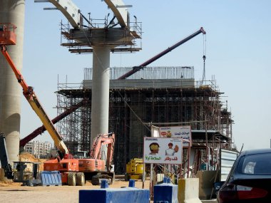 Kahire, Mısır, 10 Mayıs 2023: Orascom şirketi tarafından Nasr ilçesindeki kolonlar ve raylar, hızlı ulaşım sistemi, en uzun tek raylı şöför, en az raylı tren yolu ile inşa edilen Kahire tek raylı sahası