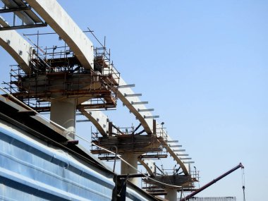 Kahire, Mısır, 10 Mayıs 2023: Orascom şirketi tarafından Nasr ilçesindeki kolonlar ve raylar, hızlı ulaşım sistemi, en uzun tek raylı şöför, en az raylı tren yolu ile inşa edilen Kahire tek raylı sahası