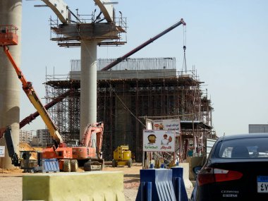 Kahire, Mısır, 10 Mayıs 2023: Orascom şirketi tarafından Nasr ilçesindeki kolonlar ve raylar, hızlı ulaşım sistemi, en uzun tek raylı şöför, en az raylı tren yolu ile inşa edilen Kahire tek raylı sahası
