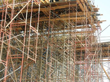 Kahire, Mısır, 10 Mayıs 2023: Orascom şirketi tarafından Nasr ilçesindeki kolonlar ve raylar, hızlı ulaşım sistemi, en uzun tek raylı şöför, en az raylı tren yolu ile inşa edilen Kahire tek raylı sahası