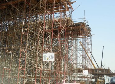 Kahire, Mısır, 10 Mayıs 2023: Orascom şirketi tarafından Nasr ilçesindeki kolonlar ve raylar, hızlı ulaşım sistemi, en uzun tek raylı şöför, en az raylı tren yolu ile inşa edilen Kahire tek raylı sahası