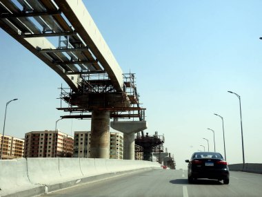 Kahire, Mısır, 10 Mayıs 2023: Orascom şirketi tarafından Nasr ilçesindeki kolonlar ve raylar, hızlı ulaşım sistemi, en uzun tek raylı şöför, en az raylı tren yolu ile inşa edilen Kahire tek raylı sahası