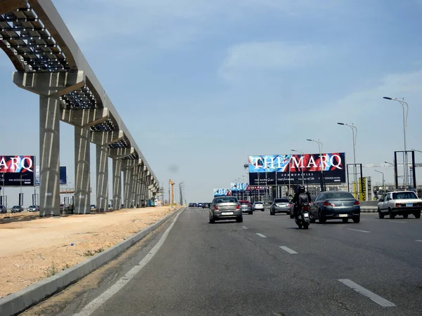 Kahire, Mısır, 9 Mayıs 2023: Orascom şirketi tarafından New Kahire şehrinde kolonları ve rayları olan, hızlı ulaşım sistemi olan, en uzun tek raylı şöför olan Kahire 'de inşa edilen tek raylı şantiye.