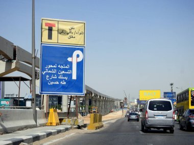 Kahire, Mısır, 10 Mayıs 2023: Orascom şirketi tarafından Yeni Kahire şehrinde kolonları ve rayları olan, hızlı ulaşım sistemi olan, en uzun tek raylı şöför, en az raylı raylı sistem olan Kahire 'de inşa edilen tek raylı şantiye.