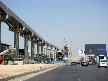 Kahire, Mısır, 10 Mayıs 2023: Orascom şirketi tarafından Yeni Kahire şehrinde kolonları ve rayları olan, hızlı ulaşım sistemi olan, en uzun tek raylı şöför, en az raylı raylı sistem olan Kahire 'de inşa edilen tek raylı şantiye.