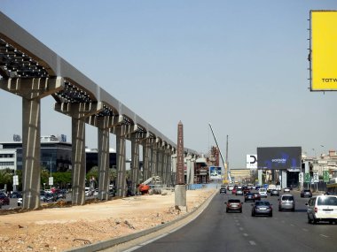 Kahire, Mısır, 10 Mayıs 2023: Orascom şirketi tarafından Yeni Kahire şehrinde kolonları ve rayları olan, hızlı ulaşım sistemi olan, en uzun tek raylı şöför, en az raylı raylı sistem olan Kahire 'de inşa edilen tek raylı şantiye.