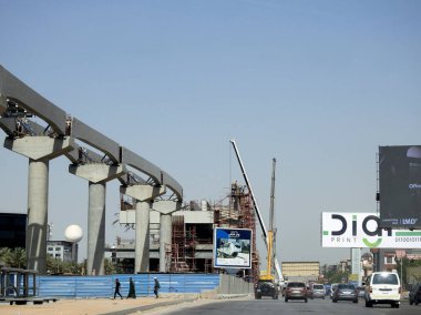 Kahire, Mısır, 10 Mayıs 2023: Orascom şirketi tarafından Yeni Kahire şehrinde kolonları ve rayları olan, hızlı ulaşım sistemi olan, en uzun tek raylı şöför, en az raylı raylı sistem olan Kahire 'de inşa edilen tek raylı şantiye.