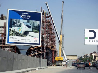 Kahire, Mısır, 10 Mayıs 2023: Orascom şirketi tarafından Yeni Kahire şehrinde kolonları ve rayları olan, hızlı ulaşım sistemi olan, en uzun tek raylı şöför, en az raylı raylı sistem olan Kahire 'de inşa edilen tek raylı şantiye.