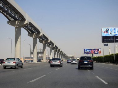 Kahire, Mısır, 10 Mayıs 2023: Orascom şirketi tarafından Yeni Kahire şehrinde kolonları ve rayları olan, hızlı ulaşım sistemi olan, en uzun tek raylı şöför, en az raylı raylı sistem olan Kahire 'de inşa edilen tek raylı şantiye.