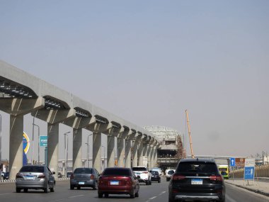 Kahire, Mısır, 10 Mayıs 2023: Orascom şirketi tarafından Yeni Kahire şehrinde kolonları ve rayları olan, hızlı ulaşım sistemi olan, en uzun tek raylı şöför, en az raylı raylı sistem olan Kahire 'de inşa edilen tek raylı şantiye.