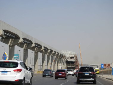 Kahire, Mısır, 10 Mayıs 2023: Orascom şirketi tarafından Yeni Kahire şehrinde kolonları ve rayları olan, hızlı ulaşım sistemi olan, en uzun tek raylı şöför, en az raylı raylı sistem olan Kahire 'de inşa edilen tek raylı şantiye.