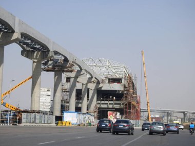 Kahire, Mısır, 10 Mayıs 2023: Orascom şirketi tarafından Yeni Kahire şehrinde kolonları ve rayları olan, hızlı ulaşım sistemi olan, en uzun tek raylı şöför, en az raylı raylı sistem olan Kahire 'de inşa edilen tek raylı şantiye.
