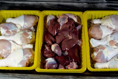 Çiğ tavuk butları kıçı deri ve kemikler ve pişmemiş tavuk ciğerleri, bağırsaklar ve kalpler taze ciğer, bağırsak ve protein dolu tavukların kalbinin seçici odağı